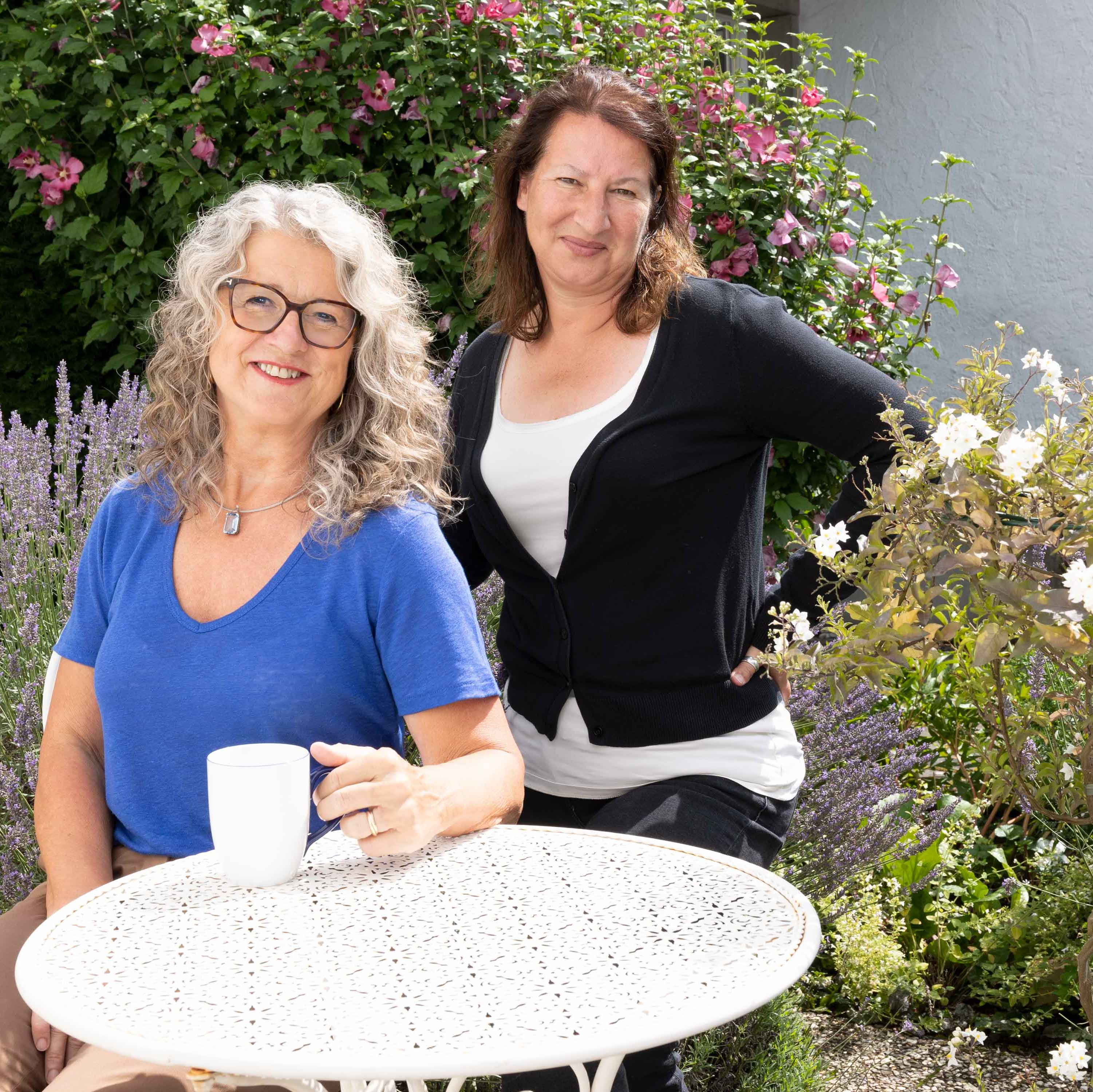 Allianz Versicherung Annette Arendt Friedrichsdorf - beide im Garten 