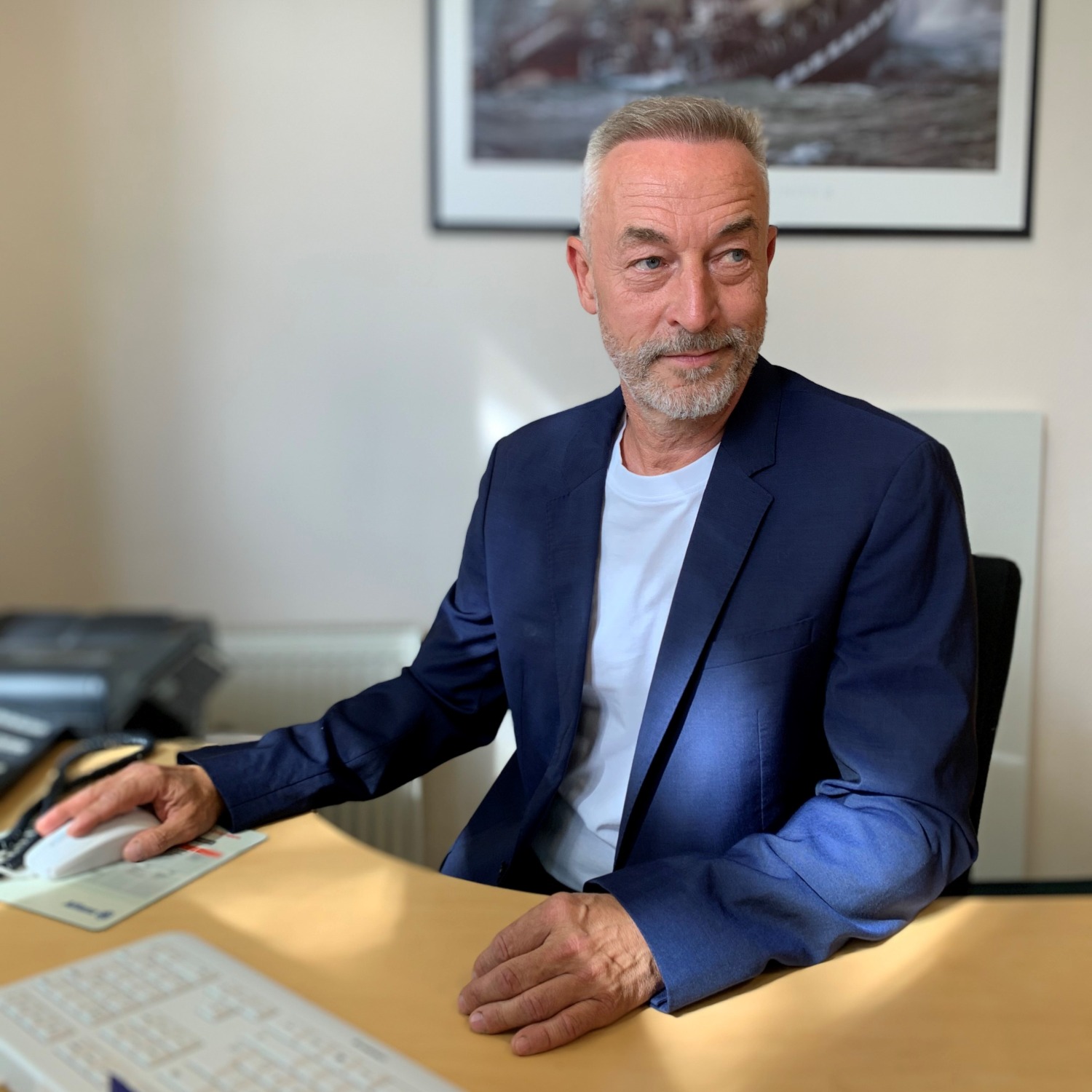 Allianz Versicherung Ulf Bodenstein Berlin - Ulf Bodenstein am Schreibtisch