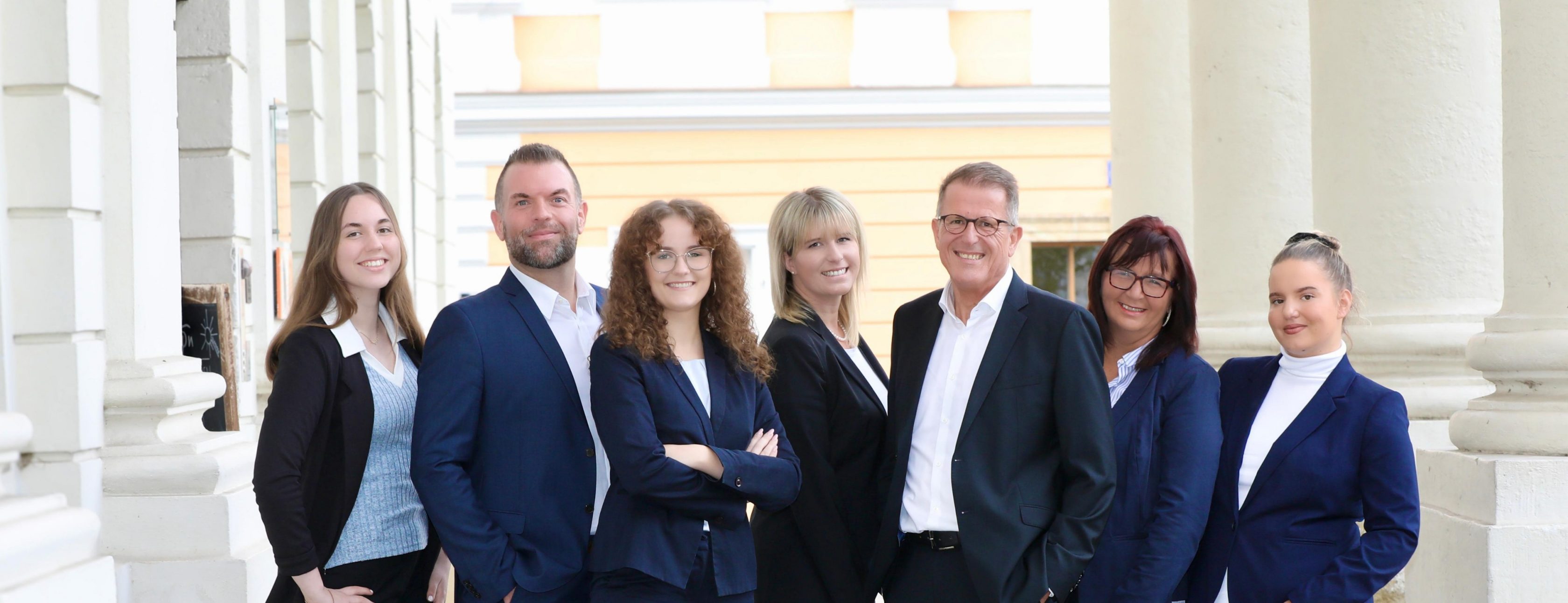 Allianz Versicherung Lisa Brückl Neutraubling - allianz_generalvertretung_lisa_brueckl_gruppenfoto