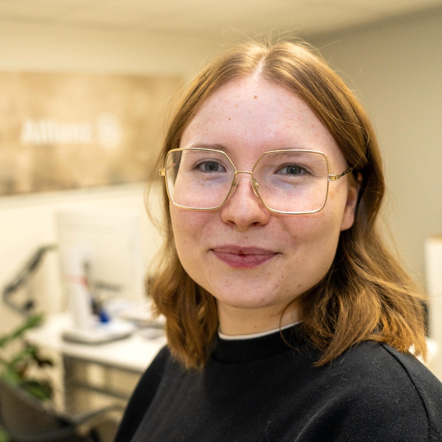 Allianz Versicherung Marco Lüttschwager Nortorf - Antonia Müller Büroleitung KFZ Versicherung Brille