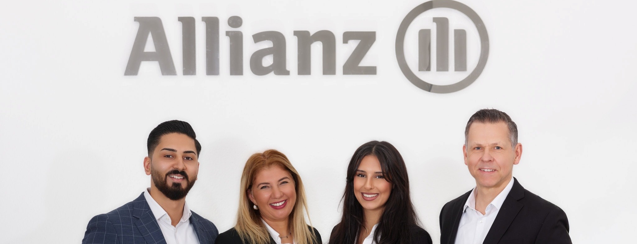 Allianz Versicherung Miller und Zazai GbR Troisdorf - Gruppenfoto NEU lachend