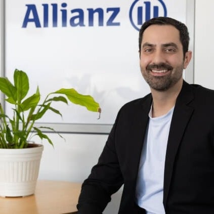 Allianz Versicherung Mohr und Vees GbR Winterbach - Daniel Schneider im Anzug und Krawatte