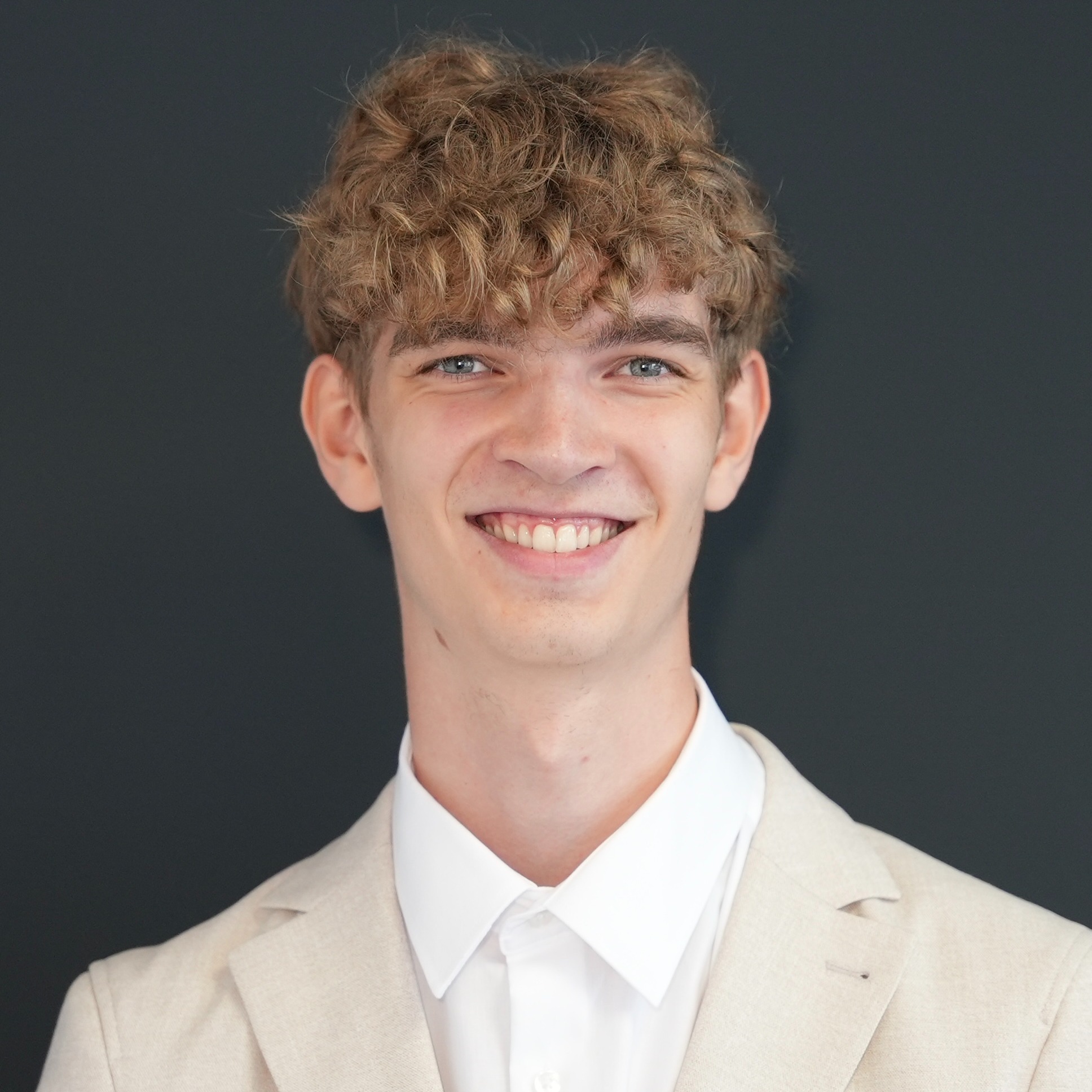 Fabian Fuchs Azubi Auszubildender 2025 Dualstudium Allianz Versicherung Amir Amyri Hamburg - Fabian Fuchs Azubi Auszubildender 2025 Dualstudium