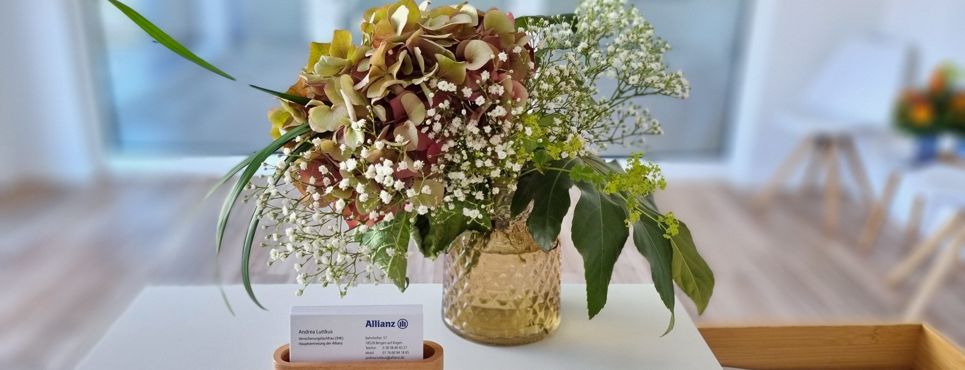 Allianz Versicherung Andrea Luttkus Bergen auf Rügen - Freundlicher Blumenstrauß in hellem, modernen Büro