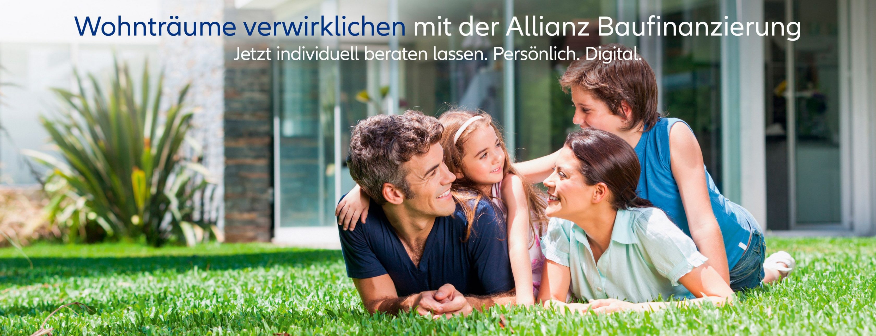 Allianz Versicherung Annette Lehmann München - glückliche Familie auf Rasen vor dem Eigenheim