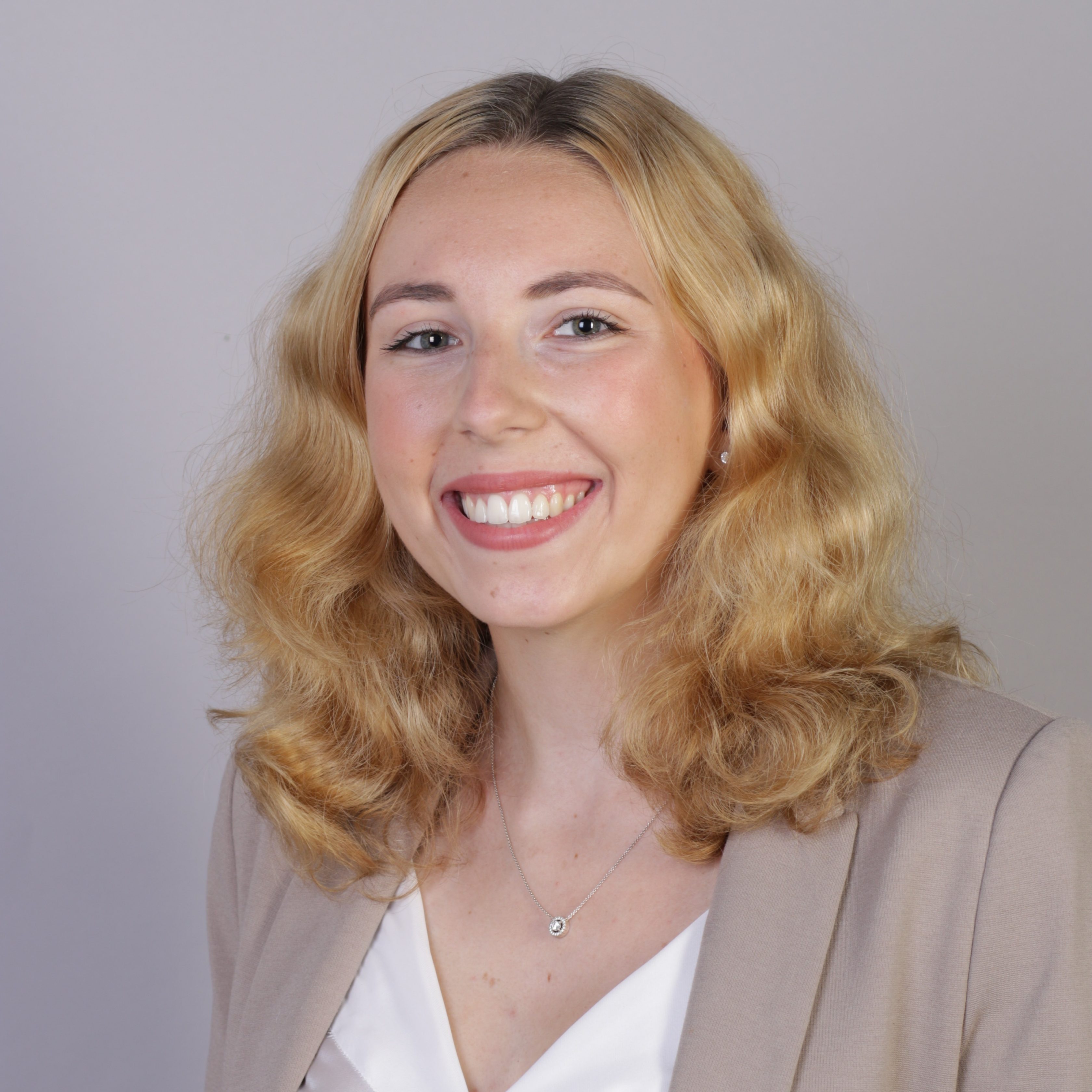 Allianz Versicherung Behringer und Stierle OHG Berlin - Maya Schmitz, Vorsorge- und Anlagespezialistin