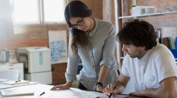 Allianz Versicherung Bernd Schlayer Leipzig - Mann Frau Schreibtisch Startup Exisitenzgründer