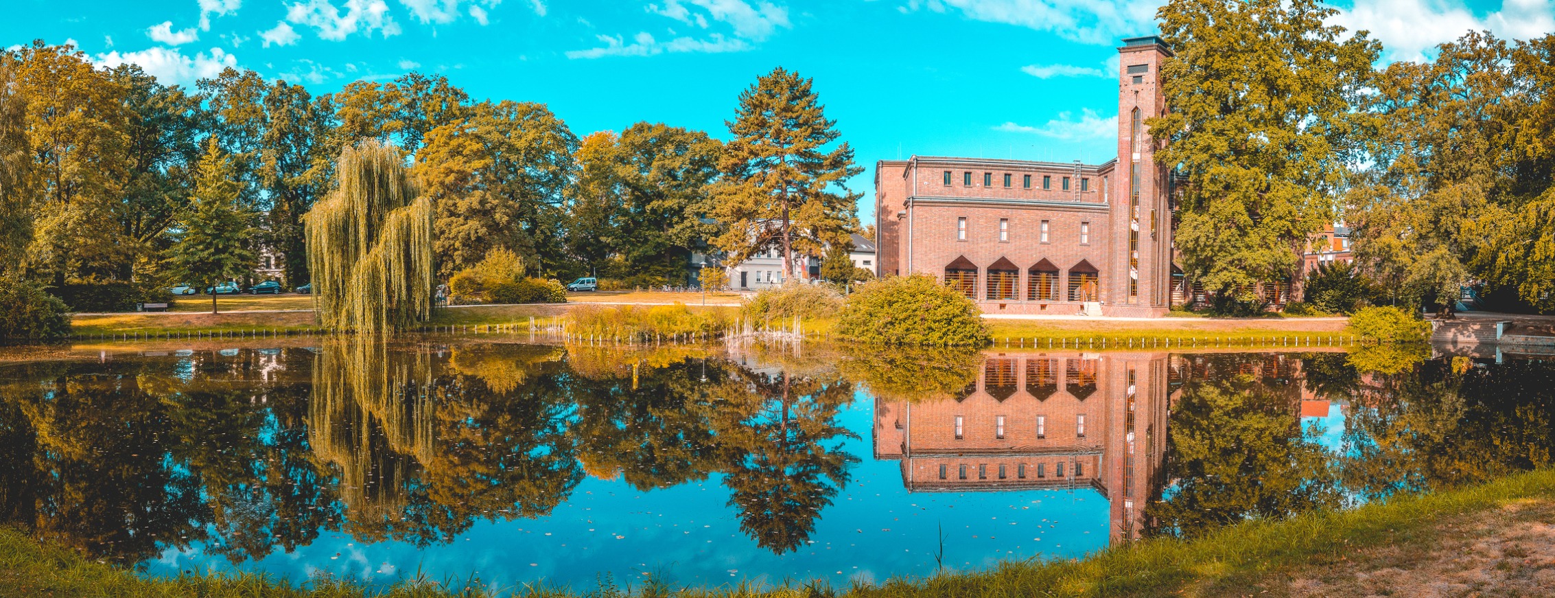 Allianz Versicherung Björn Christoph Cottbus - Teich vor dem Dieselkraftwerk Cottbus mit Wassersp