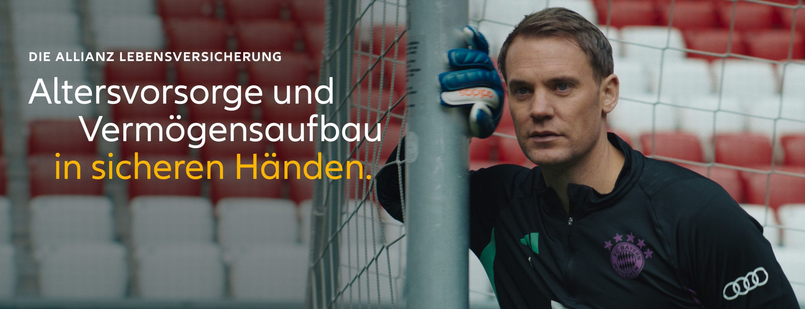 Allianz Versicherung Jansen und Mießeler GbR Zülpich - Manuel Neuer lehnt an einem Torpfosten.