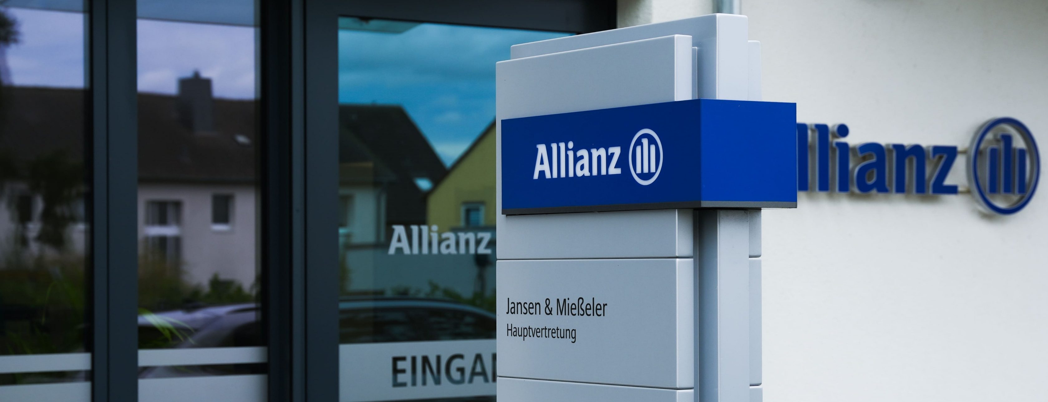 Allianz Versicherung Jansen und Mießeler GbR Zülpich - Allianz Schild vor der Eingangstür.