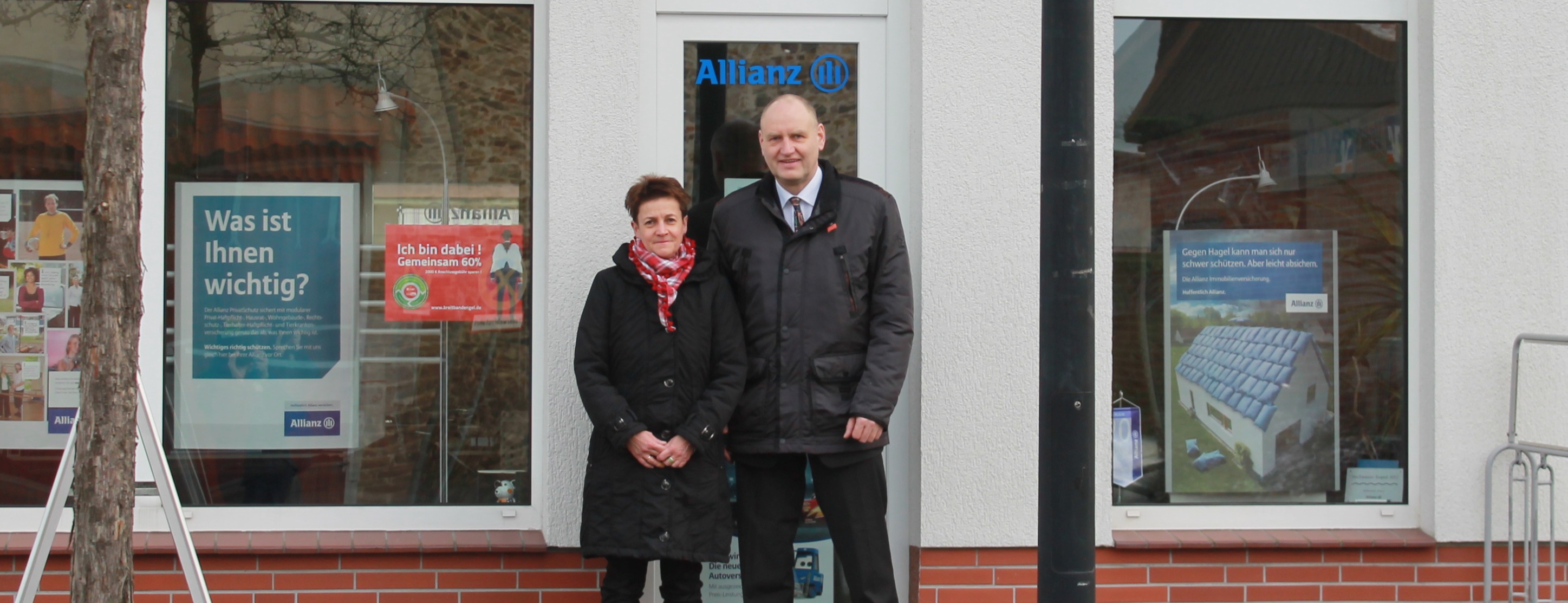 Allianz Versicherung Jochen Mechau Flechtingen - Jochen und Stefanie Mechau vor ihrer Agentur