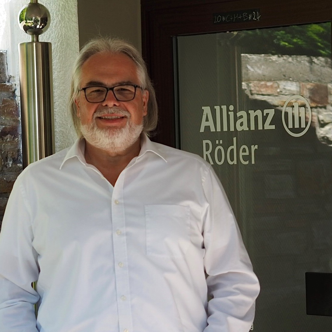 Allianz Versicherung Karl Röder Versicherungen e.K. Inh. J.Röder Geisenheim - Einstiegsbild auf der ersten Seite vom Inhaber.  