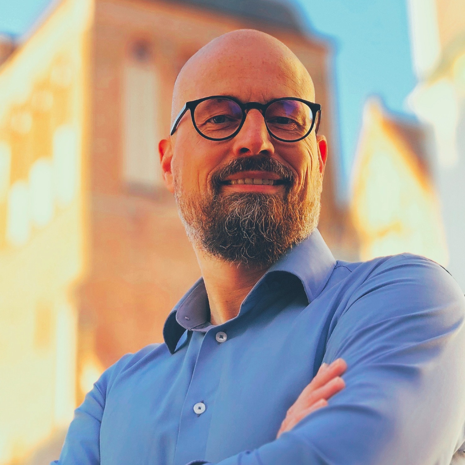 Allianz Versicherung Karsten Buschmann Güstrow - Profilbild Karsten Buschmann im  Hintergrund die Kirche in  Güstrow