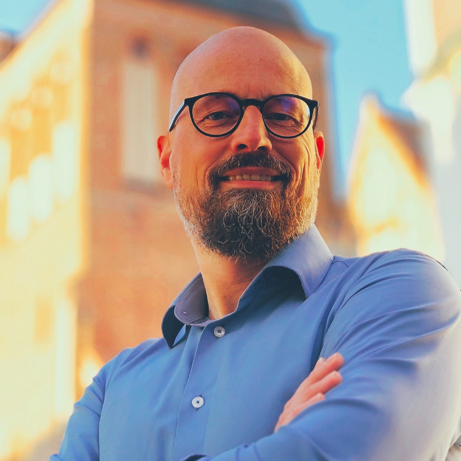 Allianz Versicherung Karsten Buschmann Güstrow - Profilbild Karsten Buschmann mit Kirche in Güstrow im Hintergrund