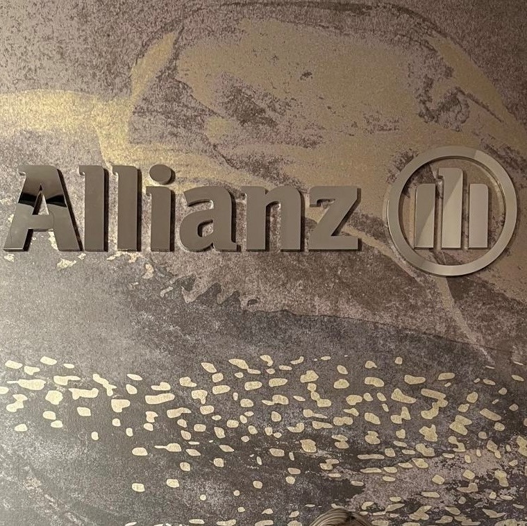 Allianz Versicherung Katharina Müller Salzwedel - Goldenes Büro