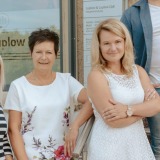 Allianz Versicherung Katja Luplow Roßleben-Wiehe - Bea und Ich auf Treppe