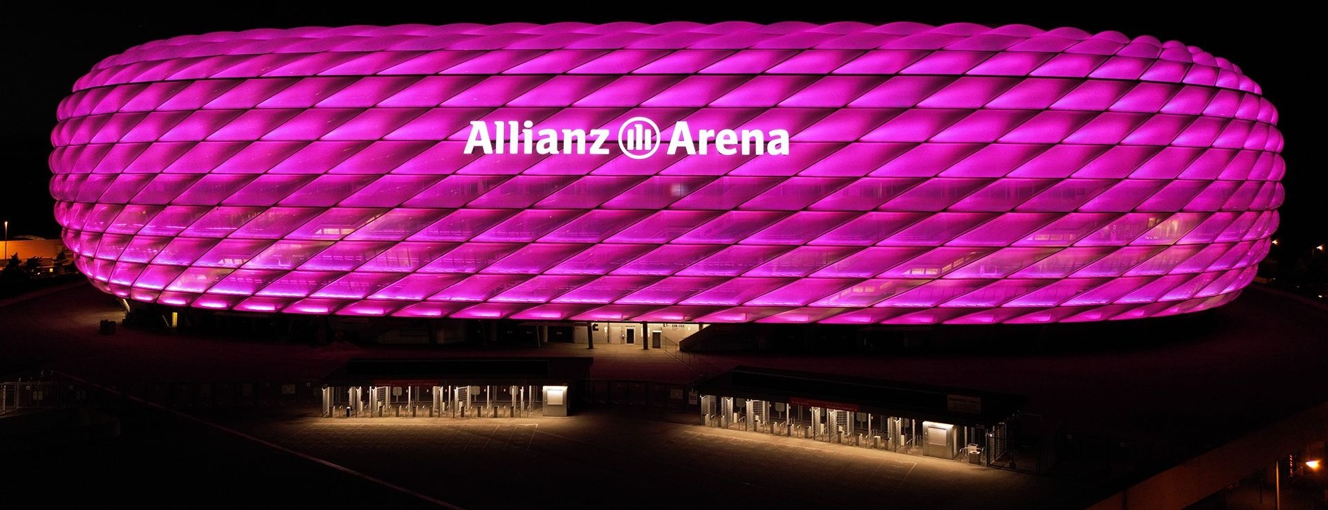 Allianz Versicherung Katrin Mildner Leipzig - Allianz Arena in pink