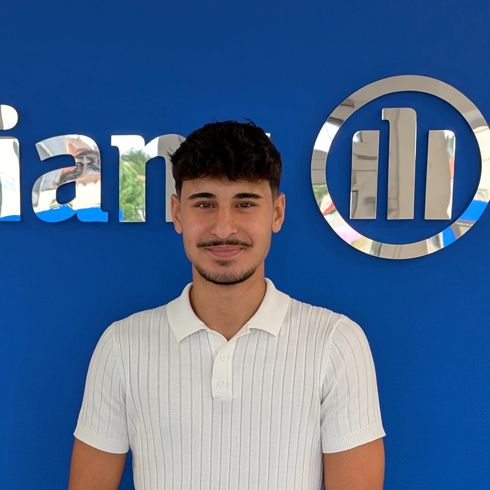 Allianz Versicherung Markus Seitz Bretten - Berat Özdemir vor blauer Wand