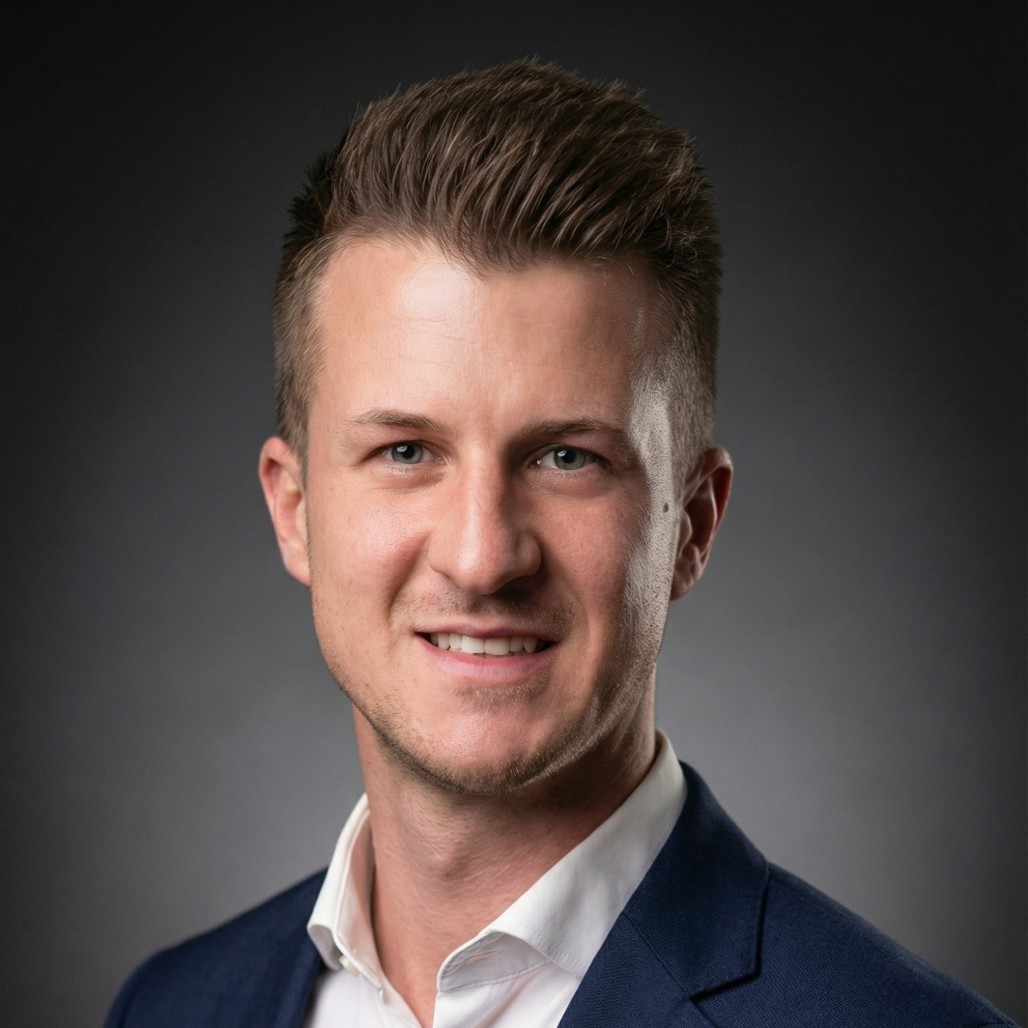 Allianz Versicherung Odilo Kübler Weilheim in Oberbayern - Business-Porträt im Anzug mit freundlichem Lächeln