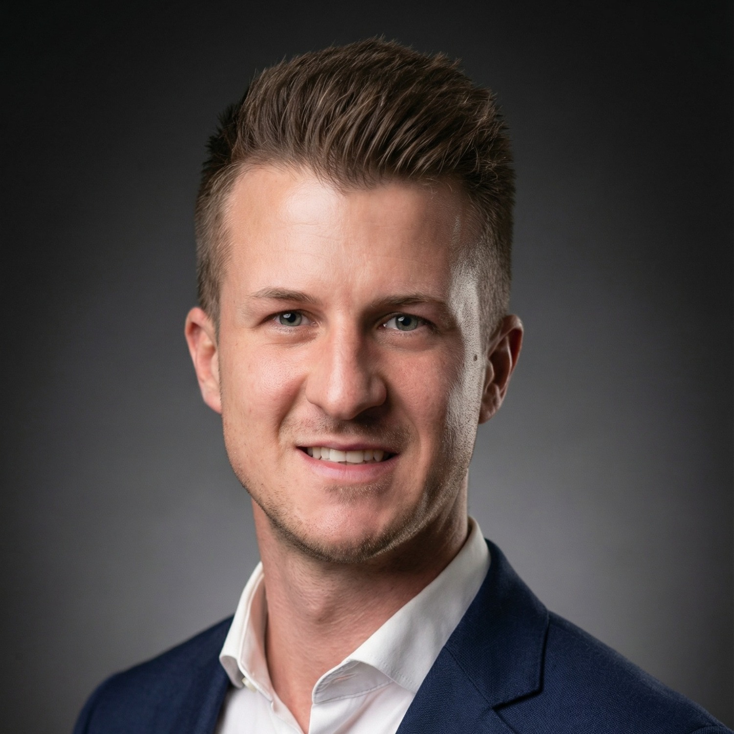 Allianz Versicherung Odilo Kübler Weilheim in Oberbayern - Business-Porträt im Anzug mit freundlichem Lächeln