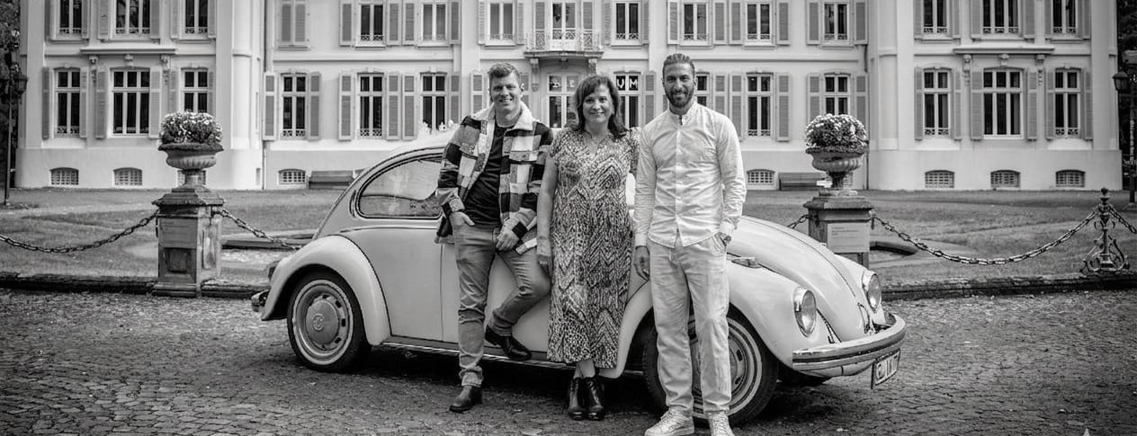 Allianz Versicherung Peter Eckmann e.K. Inh. Sebastian Meurer Leverkusen - Patrick, Marlene, Basti vor Schloss Morsbroich