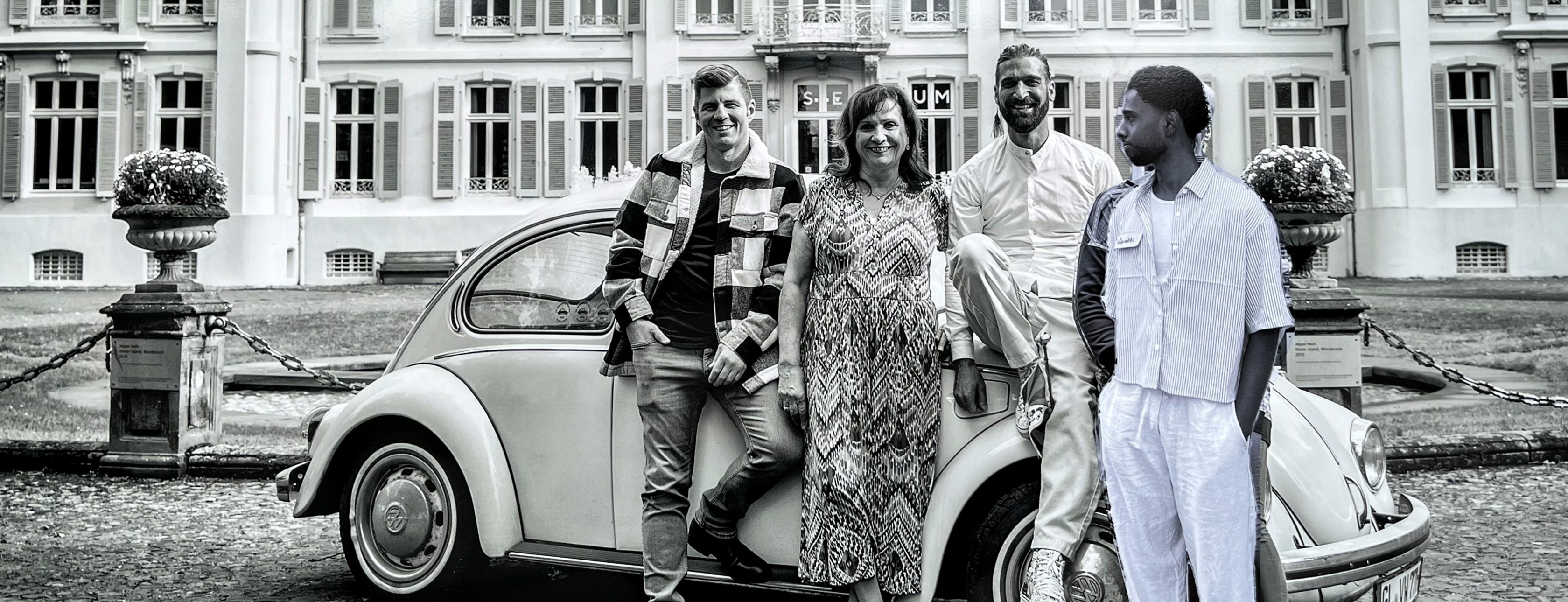 Allianz Versicherung Peter Eckmann e.K. Inh. Sebastian Meurer Leverkusen - Patrick, Marlene, Basti und Nathushan vor Schloss Morsbroich
