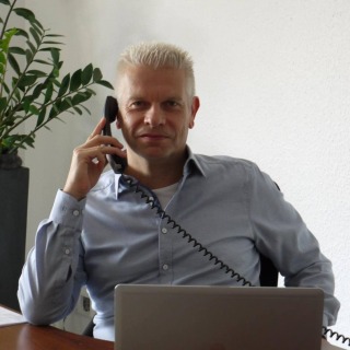 Allianz Versicherung Rafael Schweiger Kürten - HP mit Telefon am Schreibtisch