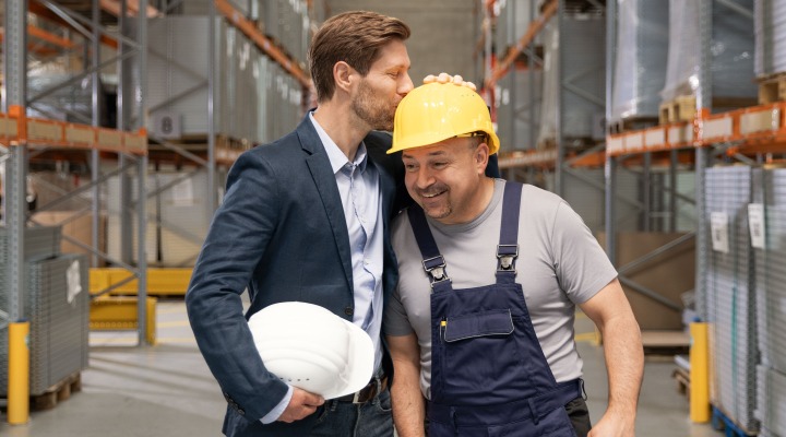 Allianz Versicherung Ralf Gerhard Berlin - Chef küsst auf den Helm vom Mitarbeiter/Bauarbeit