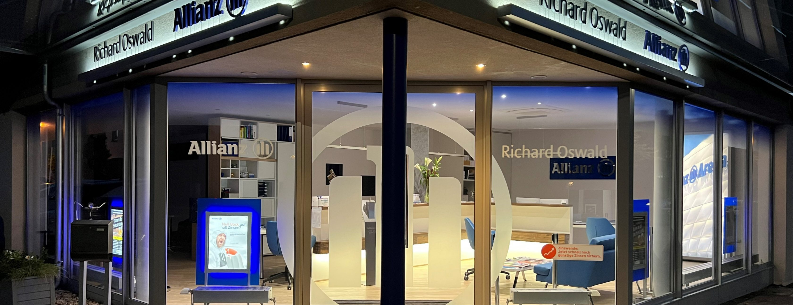 Allianz Versicherung Richard Oswald Marktheidenfeld - Unsere Agentur von Außen bei Nacht