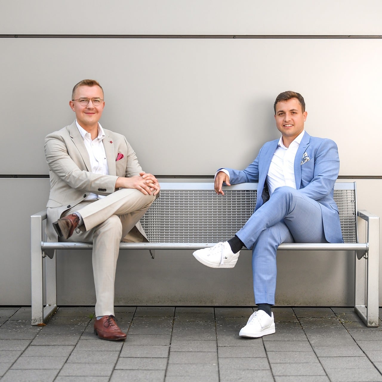 Allianz Versicherung Tillmann und Jahn GbR Bad Driburg - Die Agenturinhaber sitzen auf einer Bank.