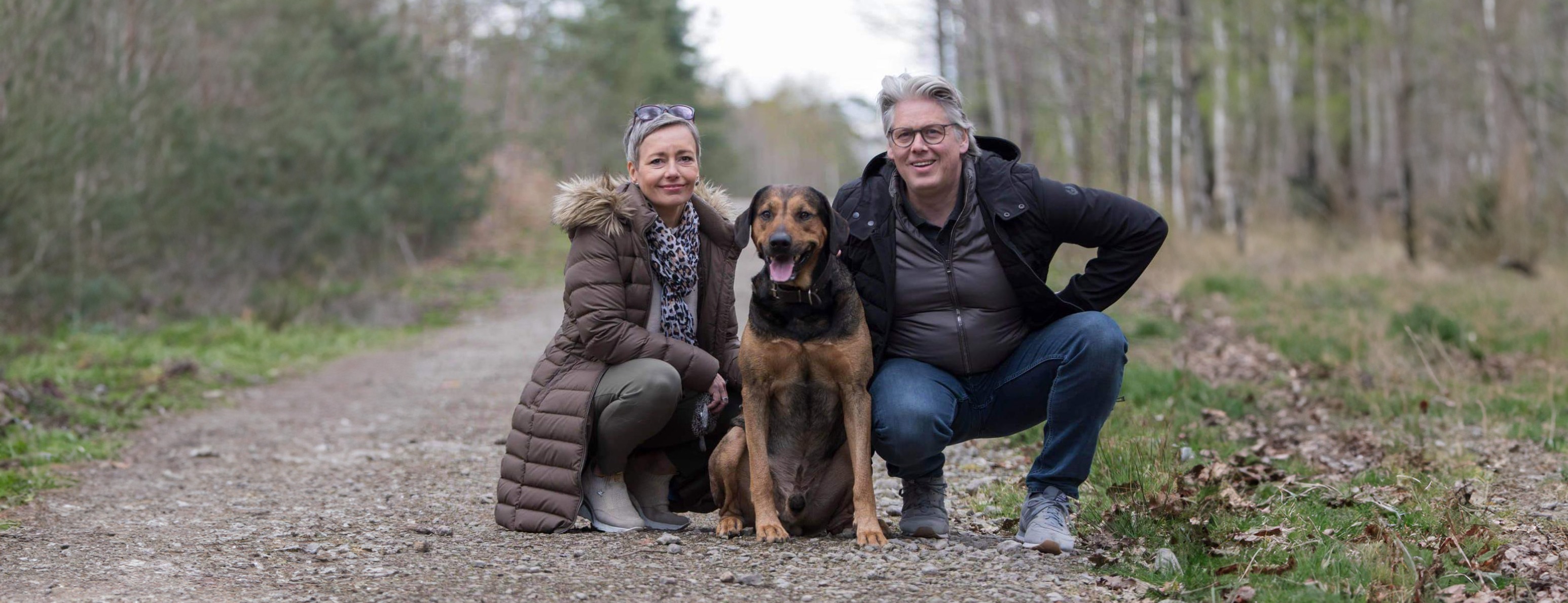 Allianz Versicherung Ulrich Weßling Bocholt - Ulrich Weßling mit Team und Hund auf Waldweg