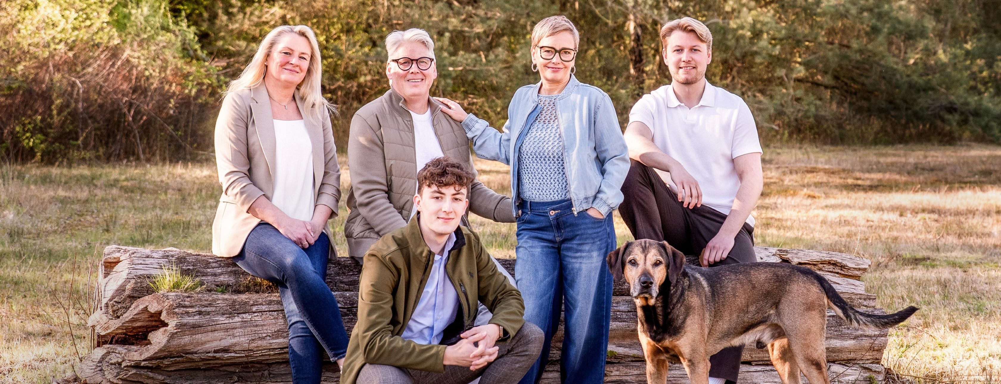 Allianz Versicherung Ulrich Weßling Bocholt - Ulrich Weßling mit Team und Bürohund Bandit