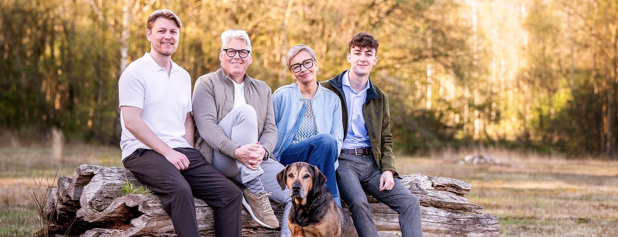Allianz Versicherung Ulrich Weßling Bocholt - Ulrich Weßling mit Team und Bürohund Bandit