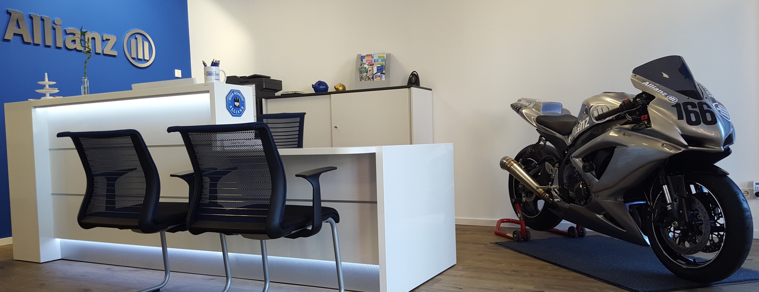 Allianz Versicherung Martin Hinzke Münster - Büro mit Motorrad